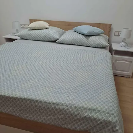 Apartament 4 *